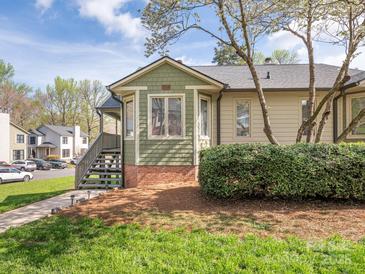Charming home featuring a bay window, green accents, and well-maintained landscaping at 1022 Kenilworth Nw Ct, Concord, NC 28027