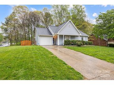 Charming single-Gathering home with a well-manicured lawn and an attached one car garage at 117 Heath Ln, Mooresville, NC 28117