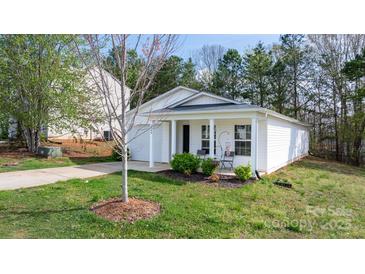 Charming single story home with a manicured lawn and covered entryway at 3944 Hemingway Nw Dr, Hickory, NC 28601