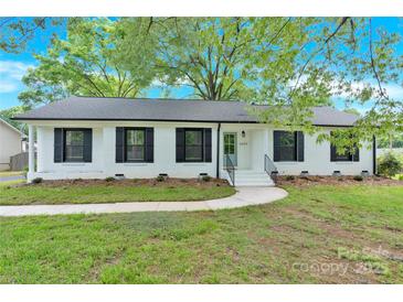 Charming single-story home with a landscaped front yard and a freshly-painted exterior at 6600 Knightswood Dr, Charlotte, NC 28226