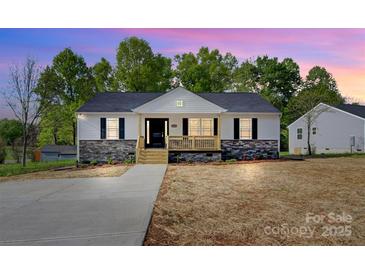 Lovely single-story home showcases a cozy front porch and a well-maintained front lawn at 3315 15Th Sw Ave, Hickory, NC 28602