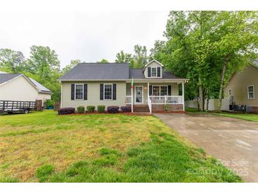 Charming single-story home featuring a welcoming front porch, well-maintained lawn, and mature trees at 522 Kittiewake Ln, Clover, SC 29710