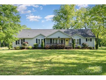 Charming single-story home with a well-manicured lawn and covered front porch at 940 Hatchett Rd, Lincolnton, NC 28092