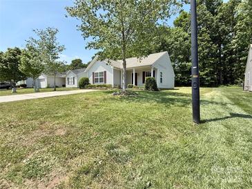 Charming single-story home featuring a well-manicured lawn and inviting front porch at 1252 Shenandoah Cir, Rock Hill, SC 29730