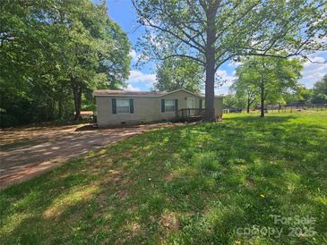 Single story home with lawn and driveway at 1001 Bexley Ln, Lincolnton, NC 28092
