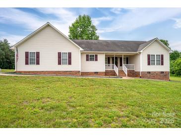 Charming single-Gathering home featuring vinyl siding, red brick foundation, and a well-maintained front lawn at 5129 Whitetail Ct, Crouse, NC 28033
