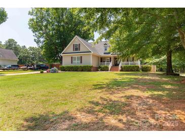 Charming traditional-style home with a well-manicured lawn and a inviting front porch at 1530 Danlee Dr, Lancaster, SC 29720