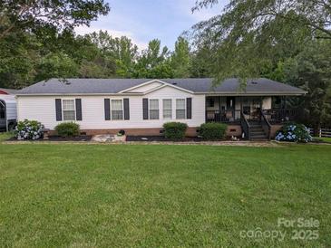 Charming single story home with a well-manicured lawn and inviting front porch at 5425 Creek Run Ct, Kings Mountain, NC 28086