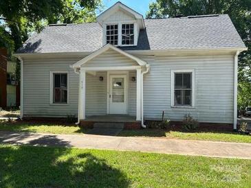 Charming home with covered entryway, neutral siding, and well-maintained lawn at 517 Western Ave, Statesville, NC 28677