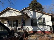 Cozy single Gathering home featuring a welcoming front porch and traditional architecture at 316 E 4Th Ave, Gastonia, NC 28054