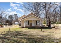 Charming single-story home features a covered front porch and well-maintained lawn at 400 37Th Sw St, Hickory, NC 28602