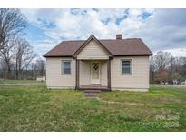 Charming single-story home with tan siding, a cozy front porch, and a well-manicured lawn at 2915 Spencer Ne Rd, Conover, NC 28613