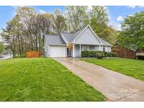 Charming single-Gathering home with a well-manicured lawn and an attached one car garage at 117 Heath Ln, Mooresville, NC 28117