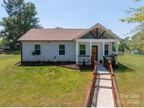 Charming single-story home with a welcoming front porch and beautifully landscaped front yard at 3121 Suffolk Dr, Shelby, NC 28152