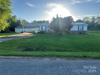Charming single-story home with covered parking and a lush, green lawn at 543 18Th Nw St, Hickory, NC 28601