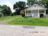 Charming one-story home with a well-manicured lawn and inviting front porch at 809 Ruth Ave, Kannapolis, NC 28083
