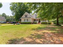 Charming traditional-style home with a well-manicured lawn and a inviting front porch at 1530 Danlee Dr, Lancaster, SC 29720