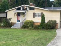 Charming home featuring a traditional design, landscaped front yard, and inviting entryway at 1010 Sprucewood St, Kannapolis, NC 28081