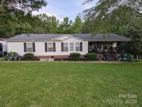 Charming single story home with a well-manicured lawn and inviting front porch at 5425 Creek Run Ct, Kings Mountain, NC 28086