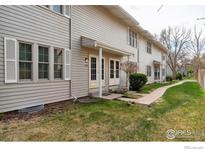 A charming home with an inviting entrance and a well-maintained lawn at 1915 S Oakland Way, Aurora, CO 80014