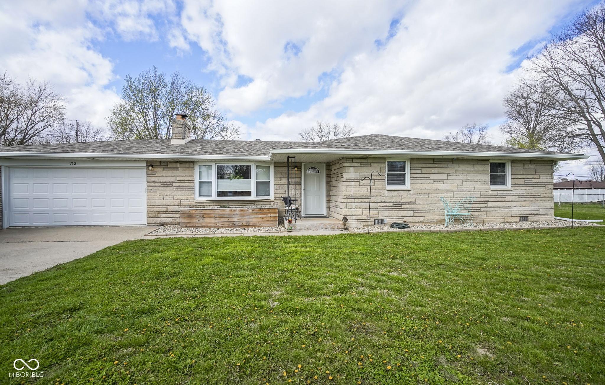 Photo one of 712 Valley Dr Anderson IN 46011 | MLS 22032940