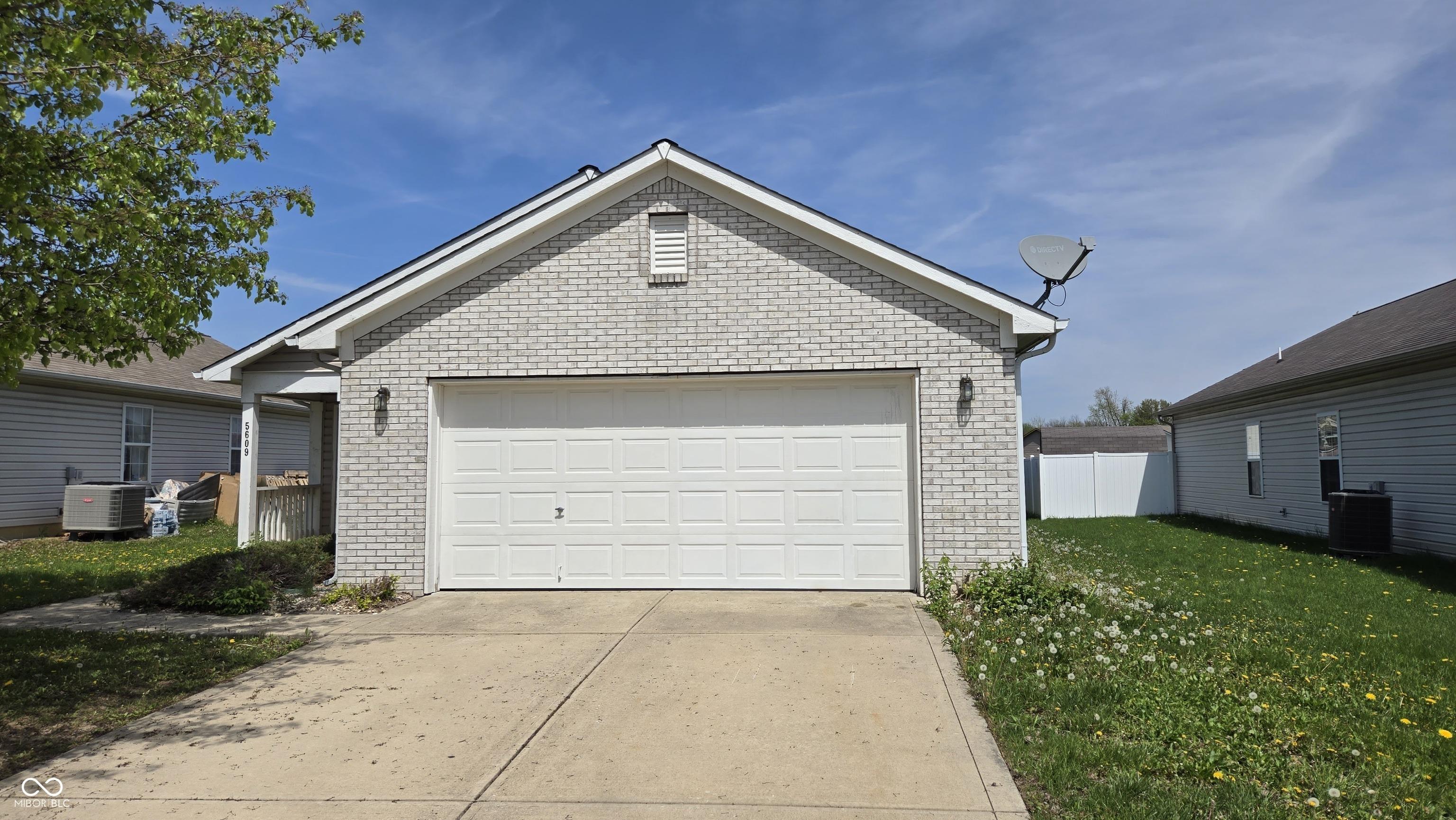 Photo one of 5609 Sweet River Dr Indianapolis IN 46221 | MLS 22033930