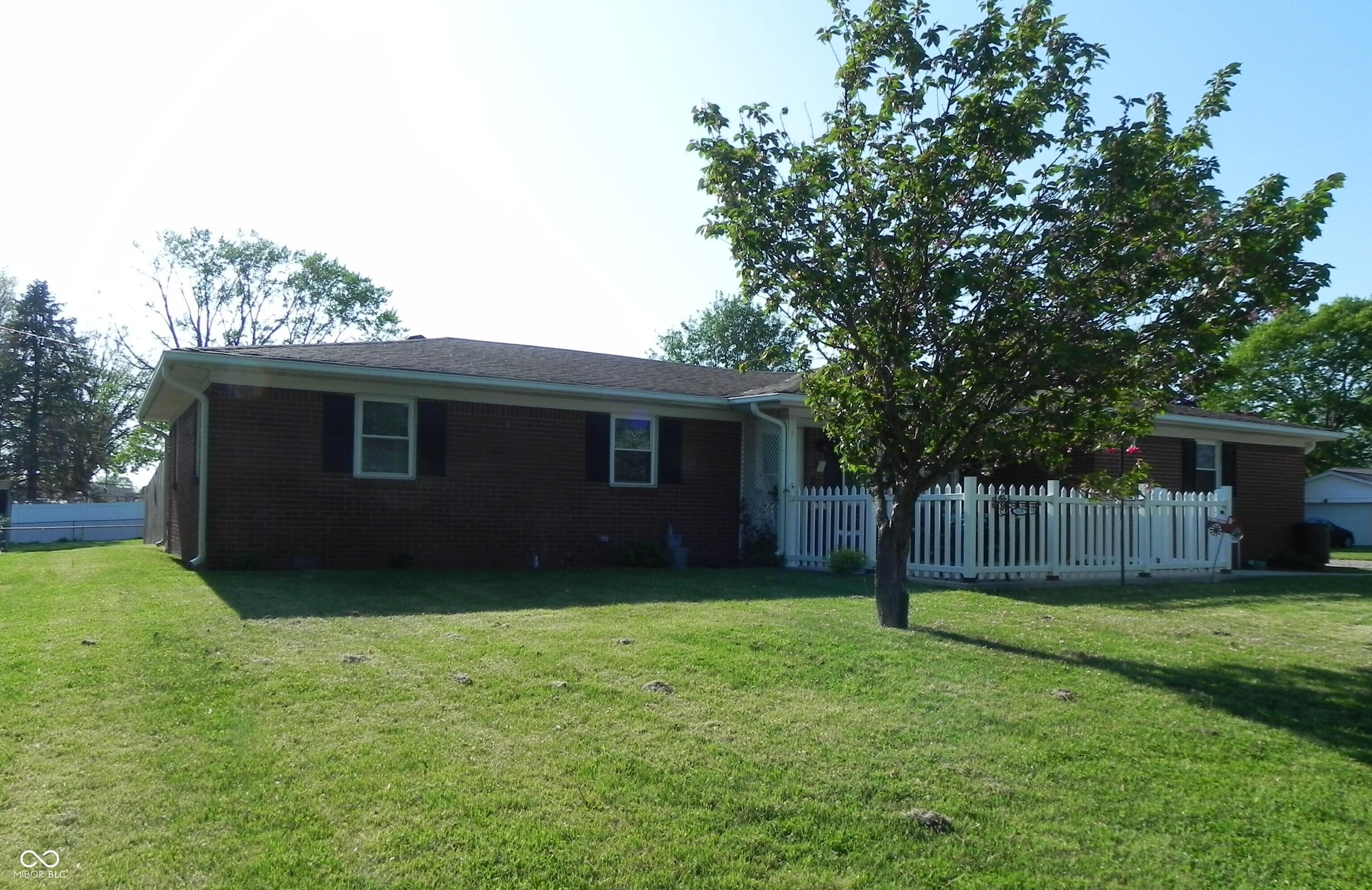 Photo one of 2630 Wedgewood Dr Columbus IN 47203 | MLS 22035500