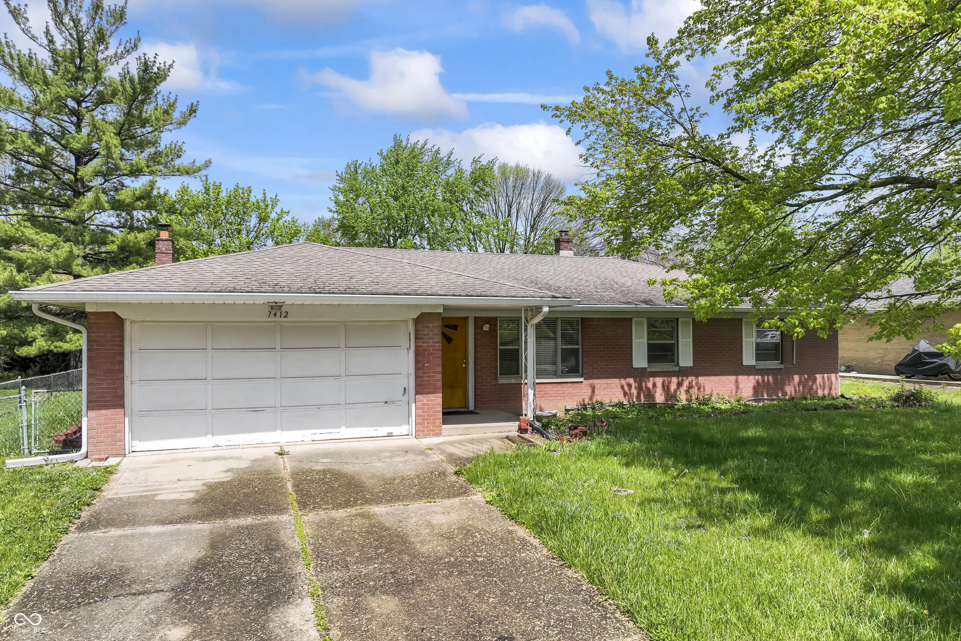 Photo one of 7412 Hiner Ln Indianapolis IN 46219 | MLS 22035544