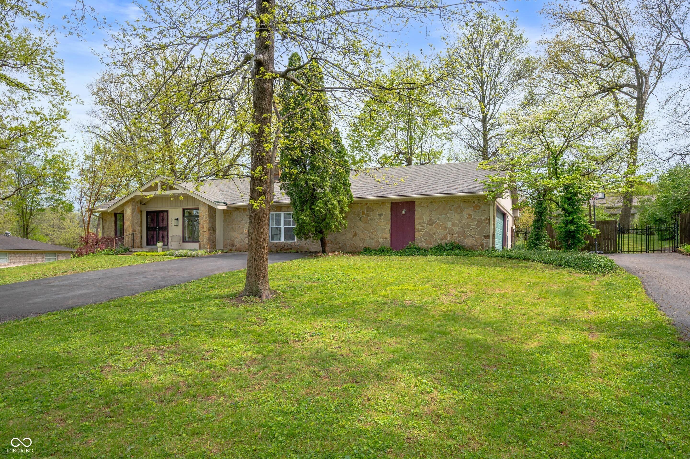 Photo one of 8245 Woodlawn Dr Martinsville IN 46151 | MLS 22036228