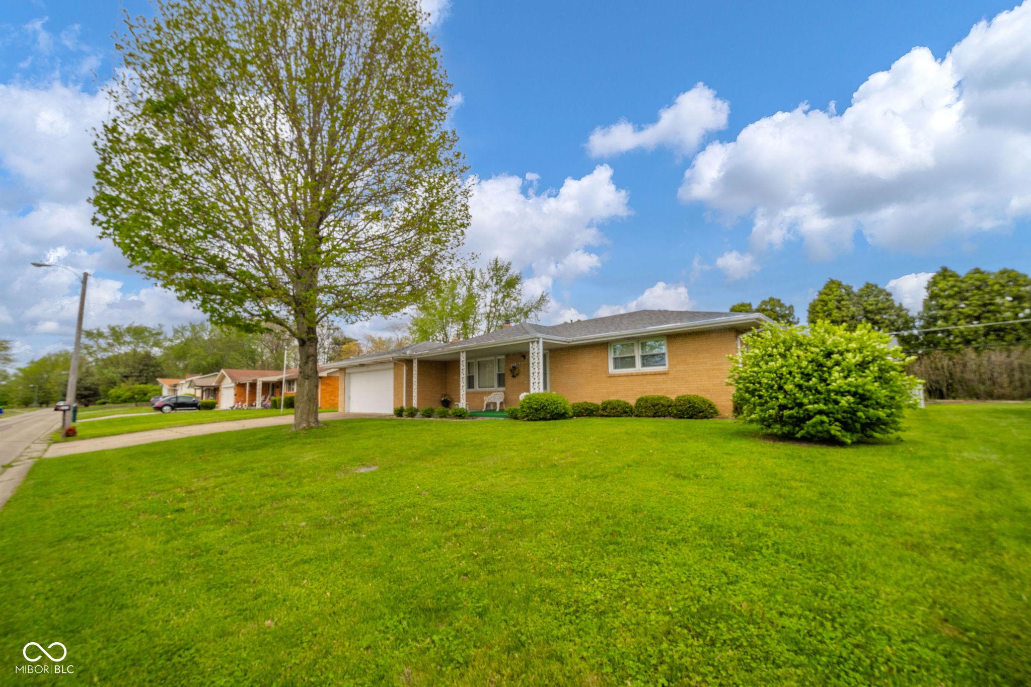 Photo one of 1324 Chesterfield Dr Anderson IN 46012 | MLS 22036397