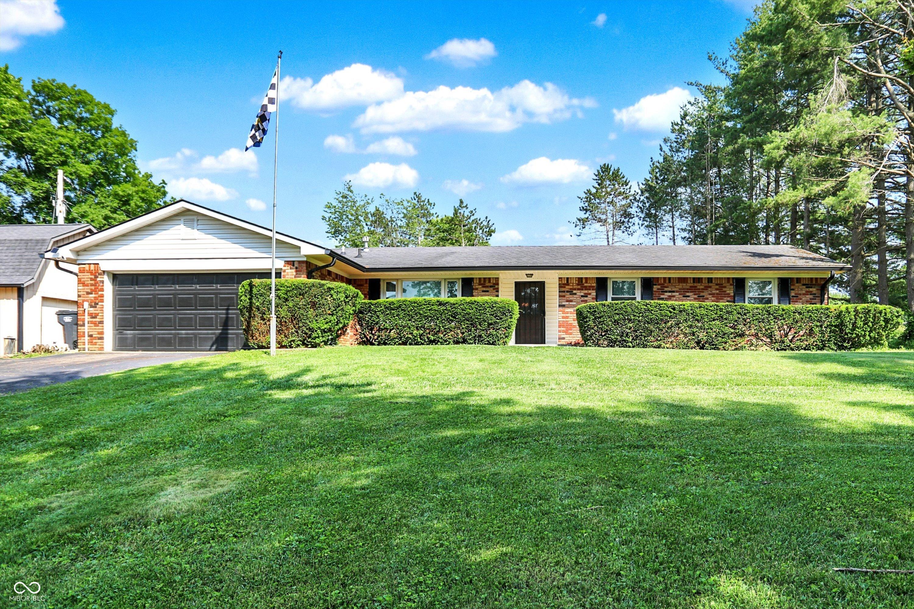 Photo one of 2907 Jay Dee Ln Greenwood IN 46143 | MLS 22043710