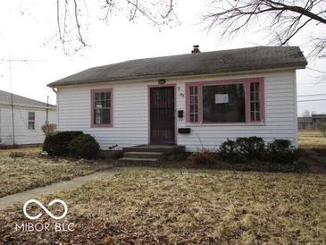 Charming single-story home with a tidy front yard and inviting entryway at 305 Mohawk St, Anderson, IN 46012