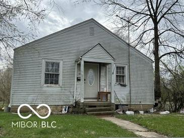 Quaint home with neutral siding, a gabled roof, and a covered front entry at 629 E 32Nd St, Anderson, IN 46016