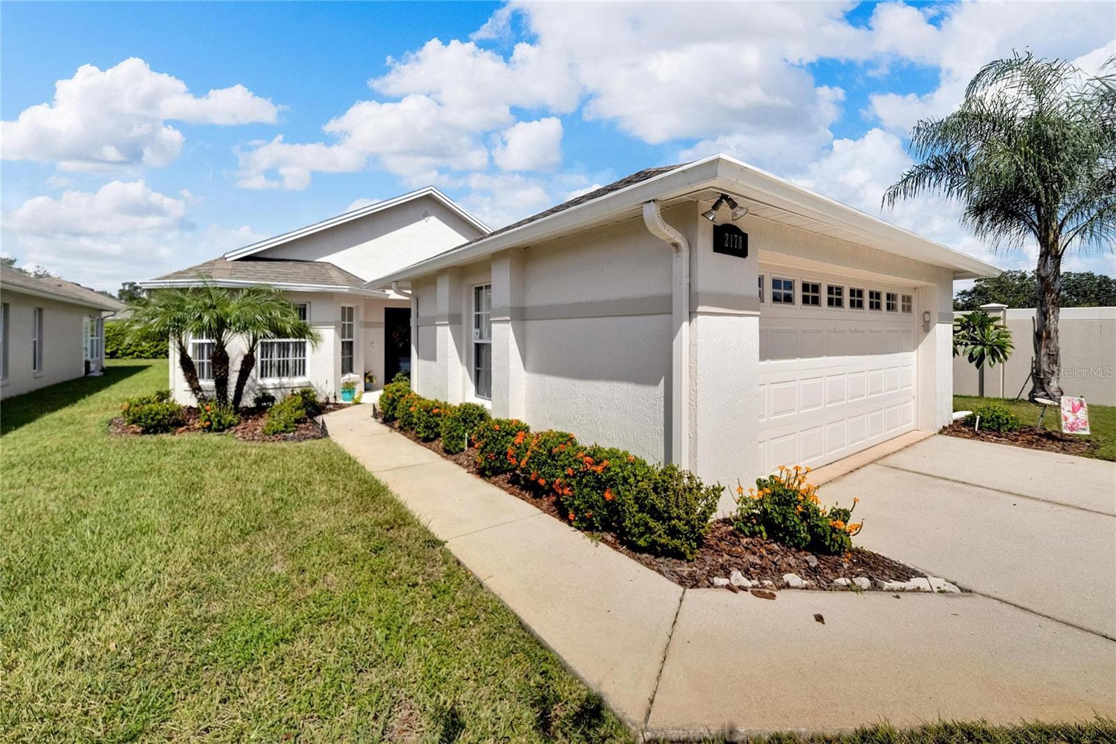 Photo one of 2178 Sunstone Dr Lakeland FL 33813 | MLS B4901774