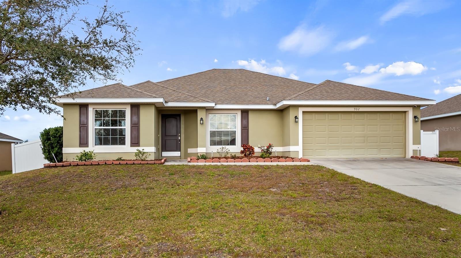 Photo one of 902 Chestnut Dr Fruitland Park FL 34731 | MLS G5093859