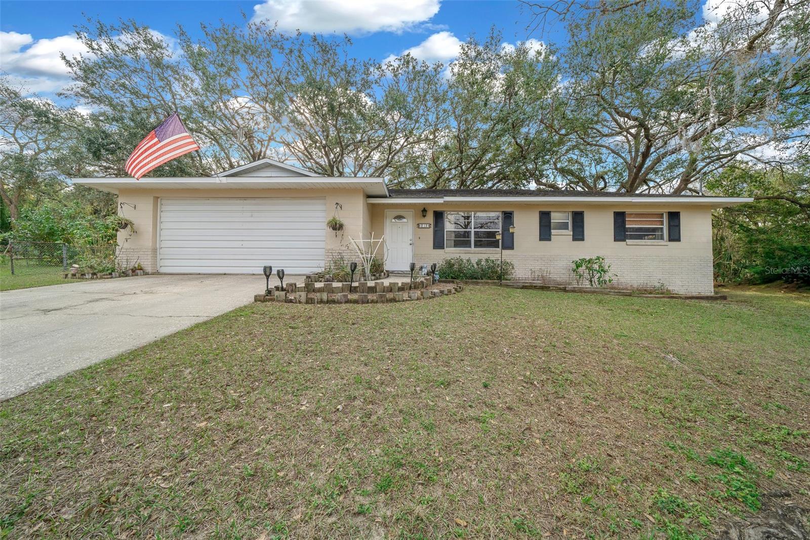 Photo one of 212 Glenn St Leesburg FL 34748 | MLS O6279101