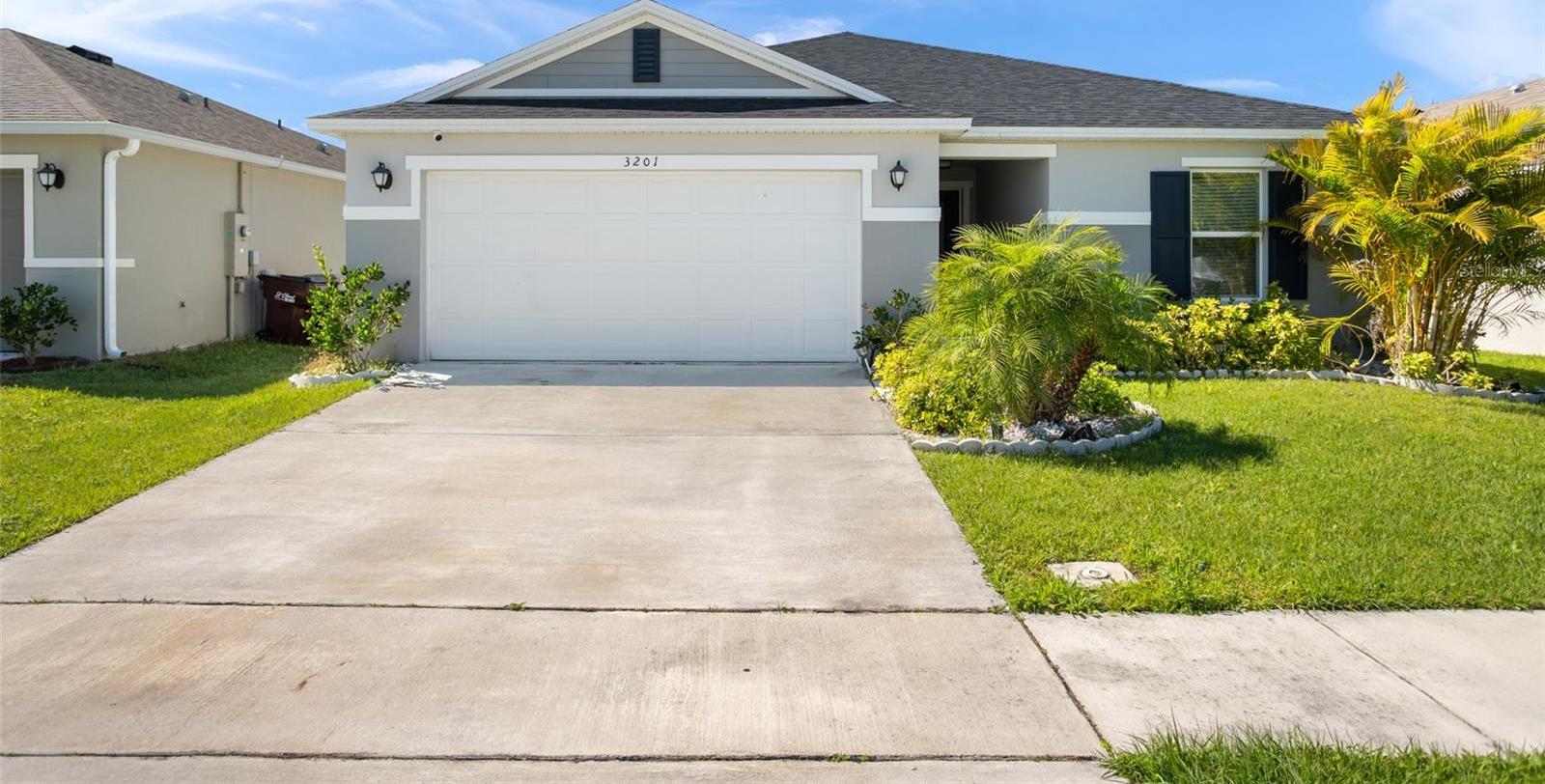 Photo one of 3201 Sweet Acres Pl St Cloud FL 34772 | MLS O6287016