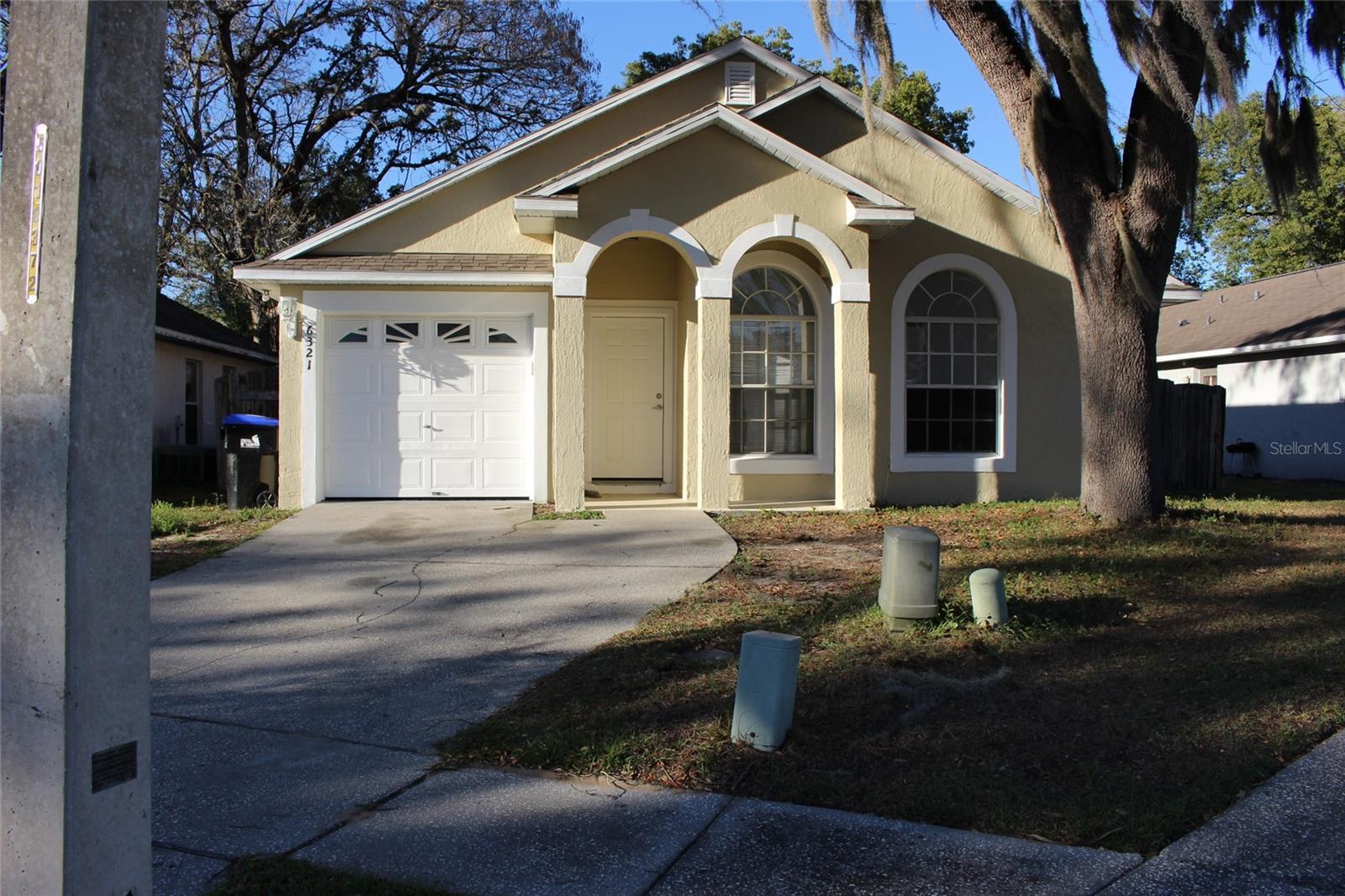 Photo one of 6321 Redwood Oaks Dr Orlando FL 32818 | MLS O6287985