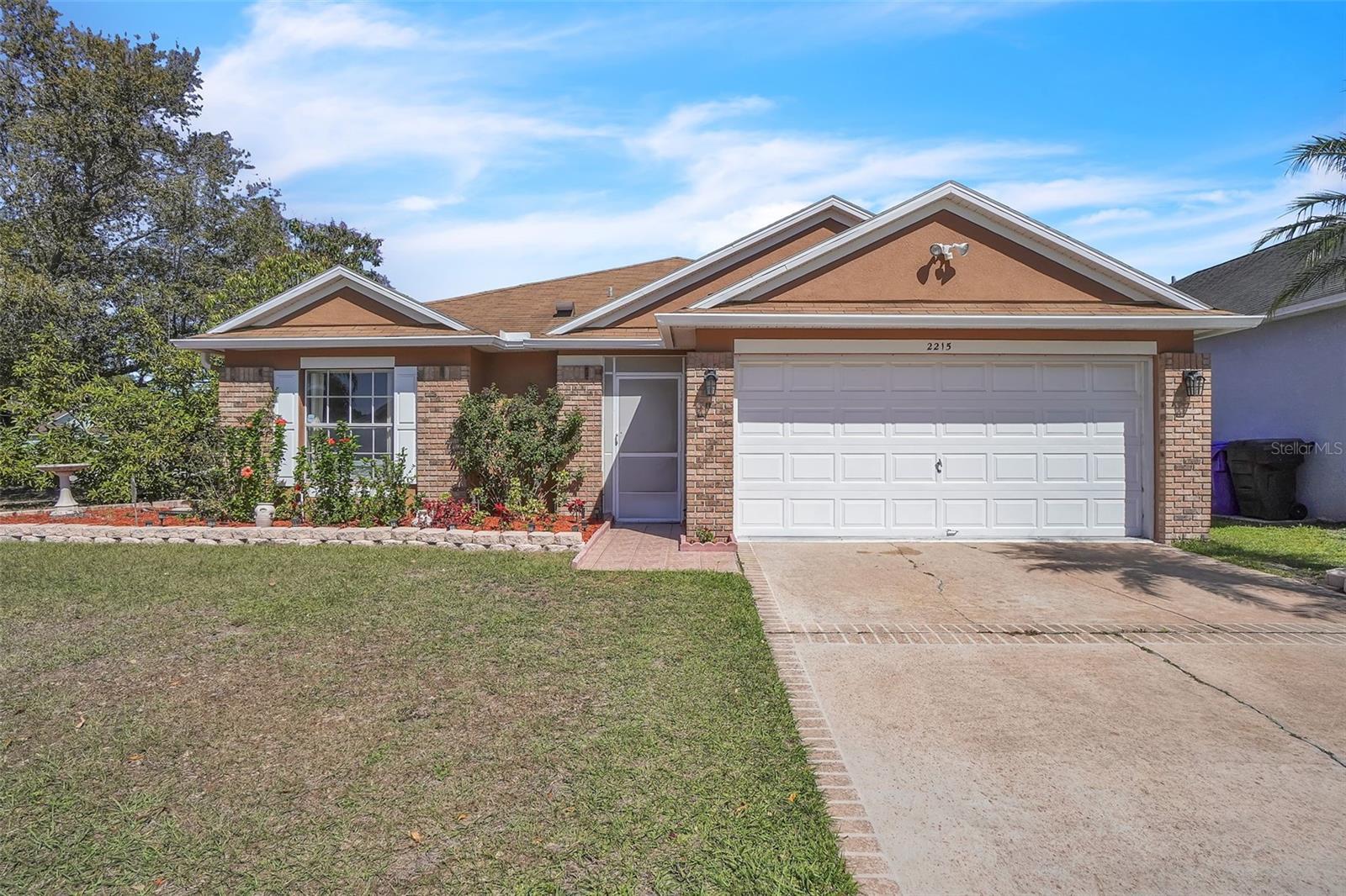 Photo one of 2215 Mallard Creek Cir Kissimmee FL 34743 | MLS O6289313