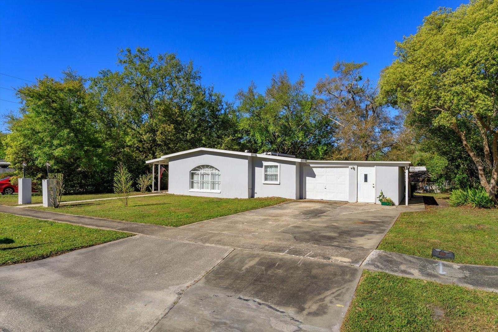 Photo one of 1132 W Page Dr Deltona FL 32725 | MLS O6290003