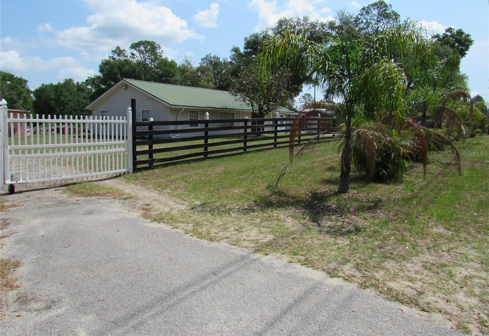 Photo one of 1737 Griffin Ave Lady Lake FL 32159 | MLS OM701150