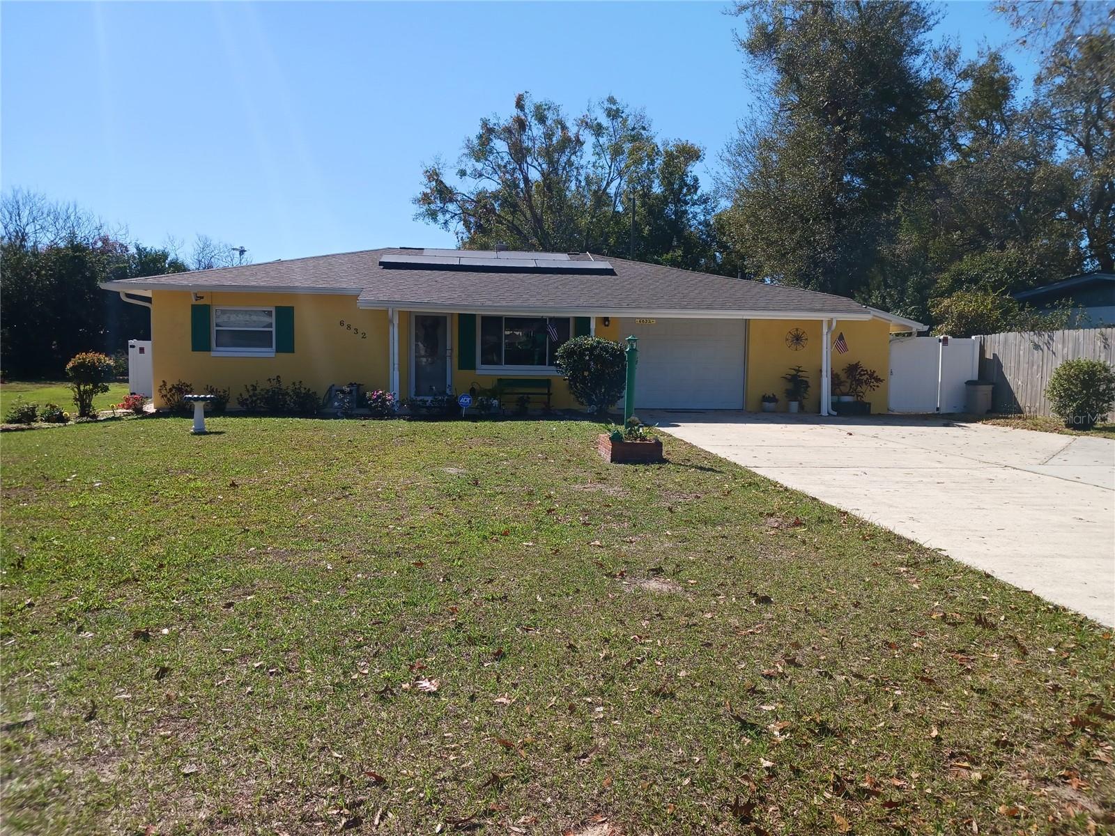 Photo one of 6832 Oswego Dr Mount Dora FL 32757 | MLS R4909027
