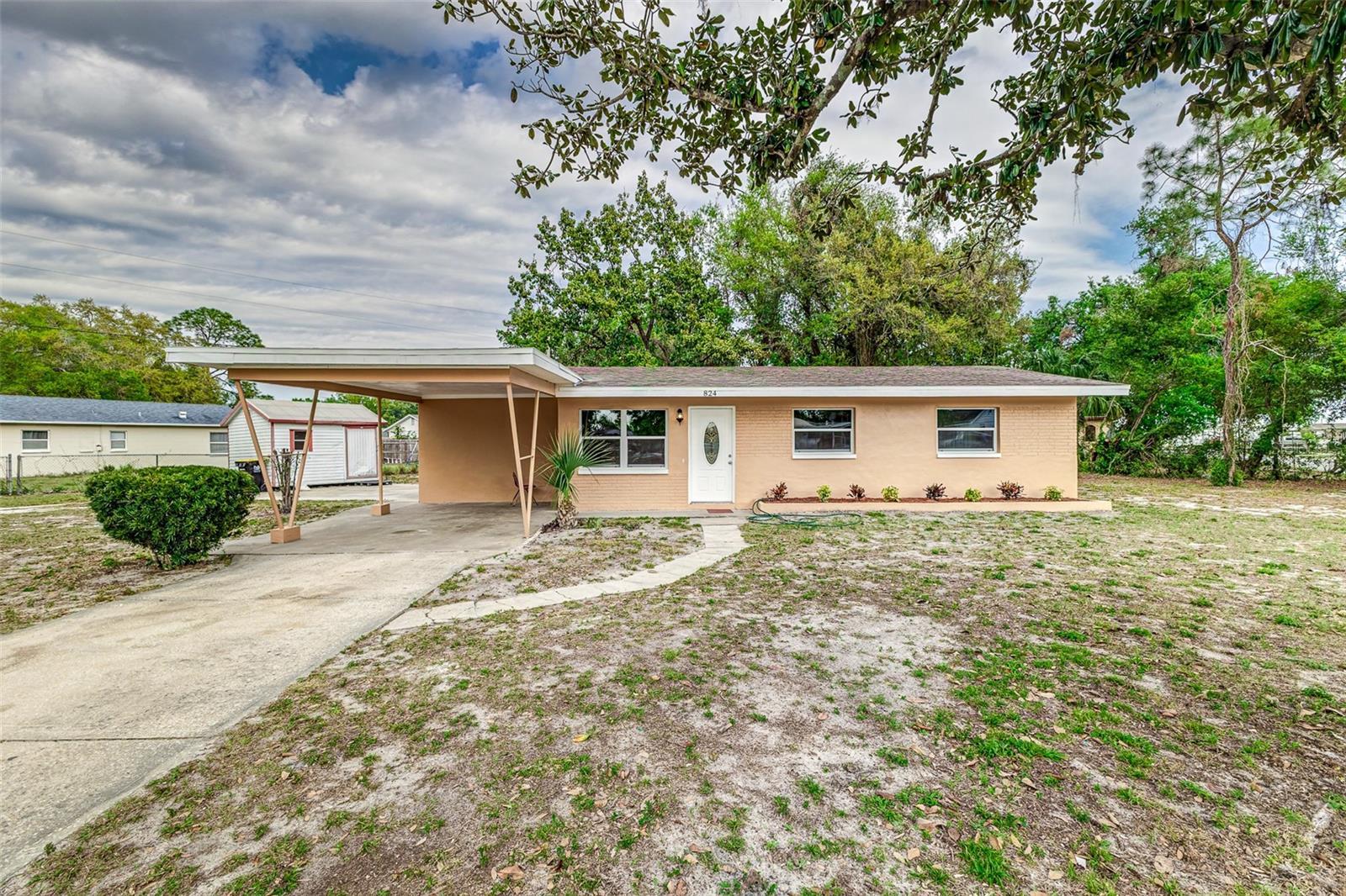 Photo one of 824 Interlake Dr Lakeland FL 33801 | MLS TB8359731