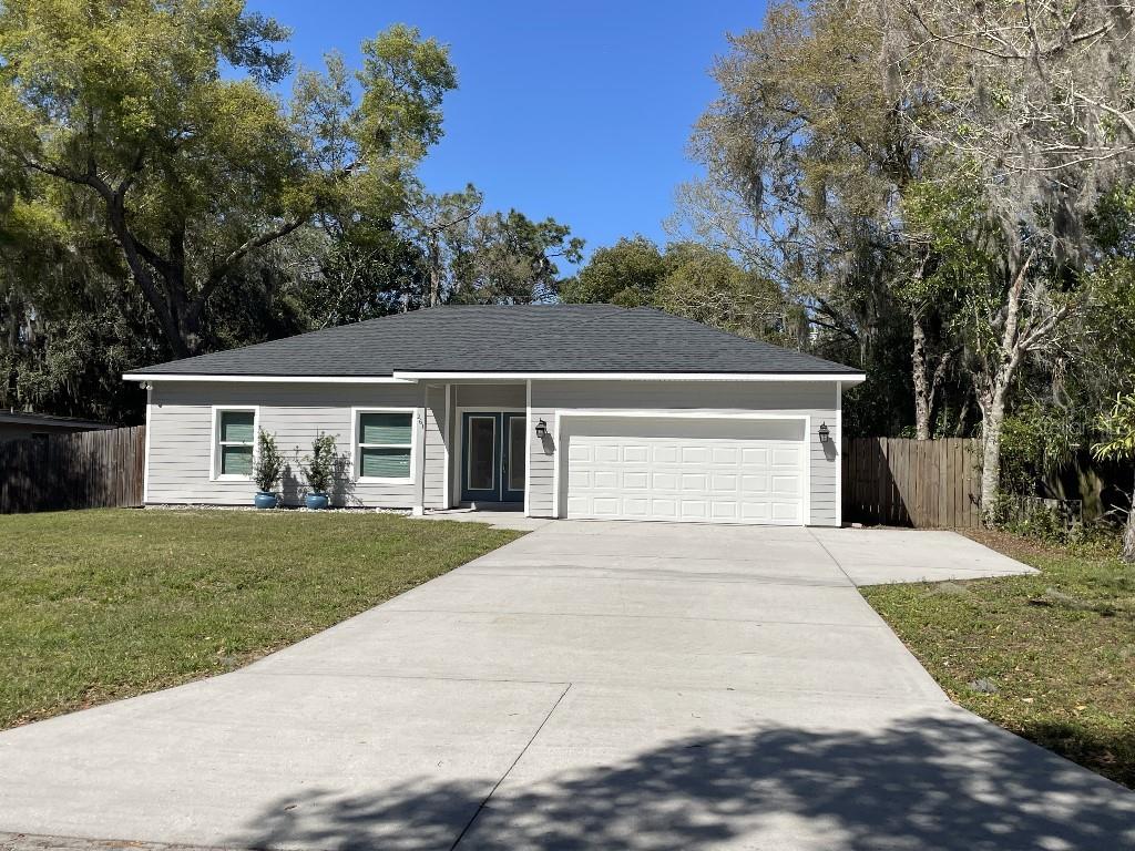 Photo one of 261 E 5Th St Chuluota FL 32766 | MLS TB8360772