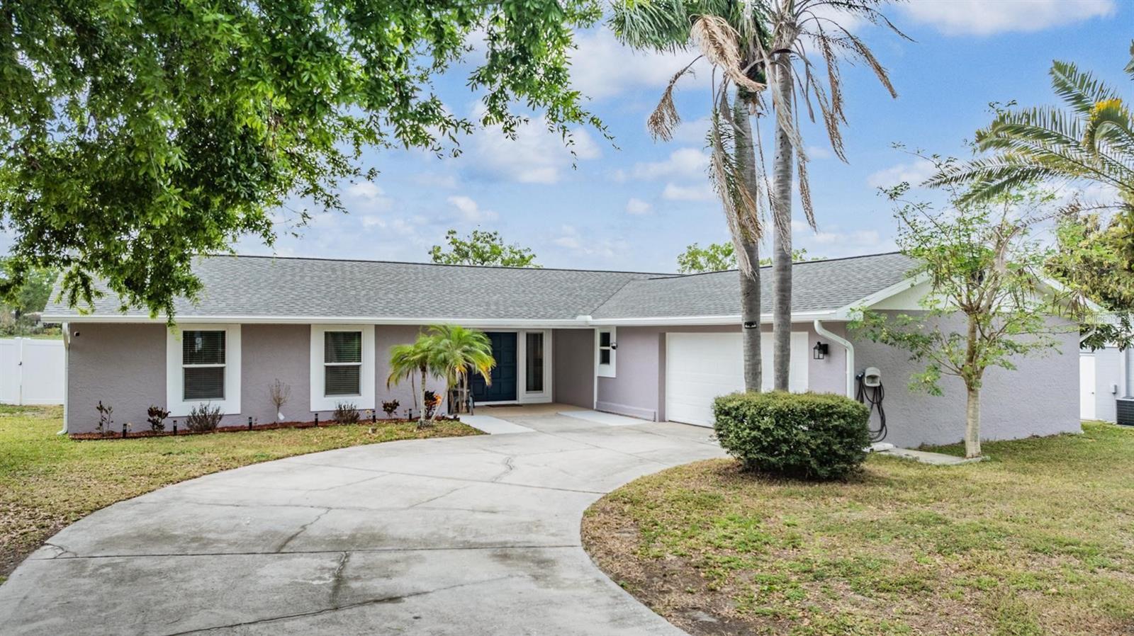 Photo one of 4523 Oakglen Rd Lakeland FL 33813 | MLS TB8363605