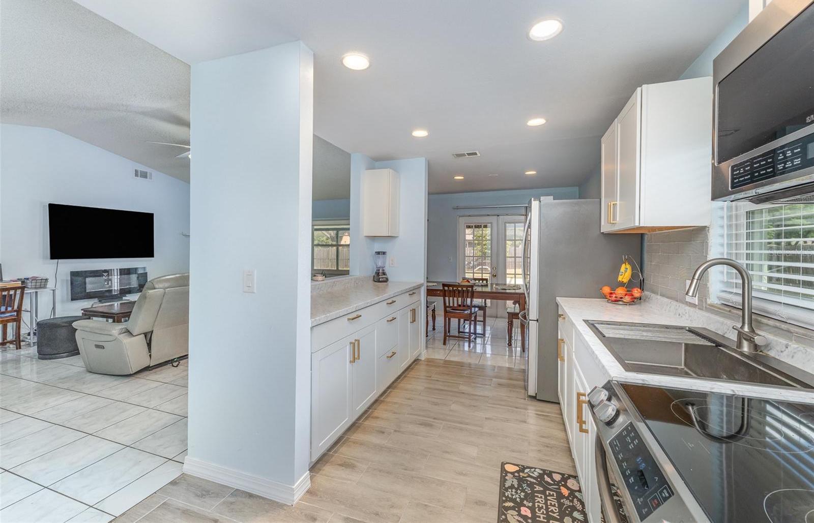 Photo one of 820 Lamp Post Ln Lakeland FL 33809 | MLS TB8371027