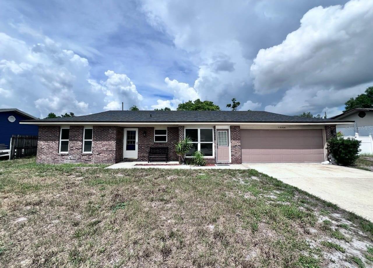 Photo one of 1054 Abeline Dr Deltona FL 32725 | MLS V4941915