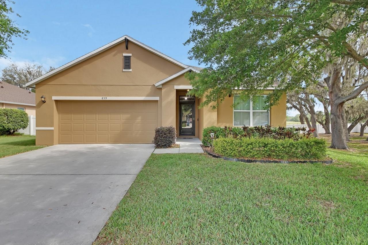 Photo one of 859 Oak Hollow Loop Deland FL 32724 | MLS V4941971