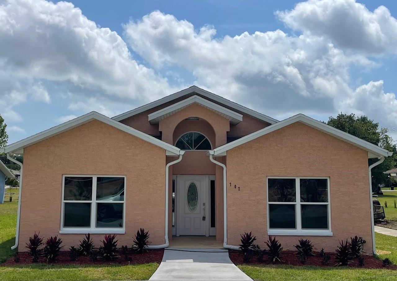 Photo one of 707 Hamilton St New Smyrna Beach FL 32168 | MLS V4942590
