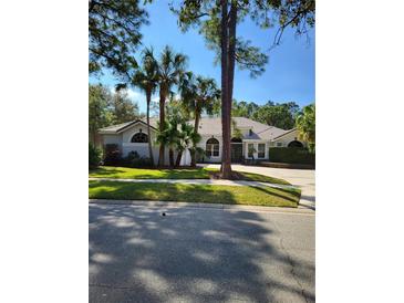 Charming single-story home featuring lush landscaping and a well-maintained lawn at 4622 Warrington Dr, Orlando, FL 32826